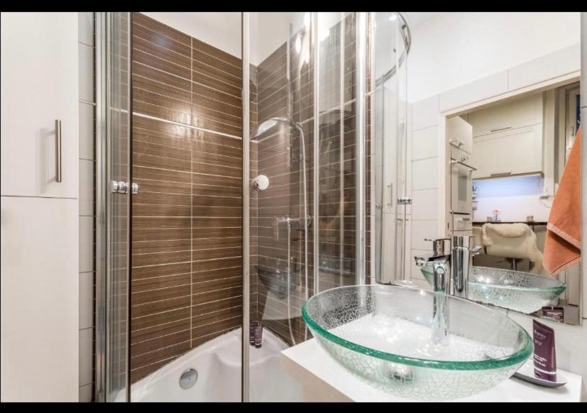 Center Studio With Sauna And Patio *